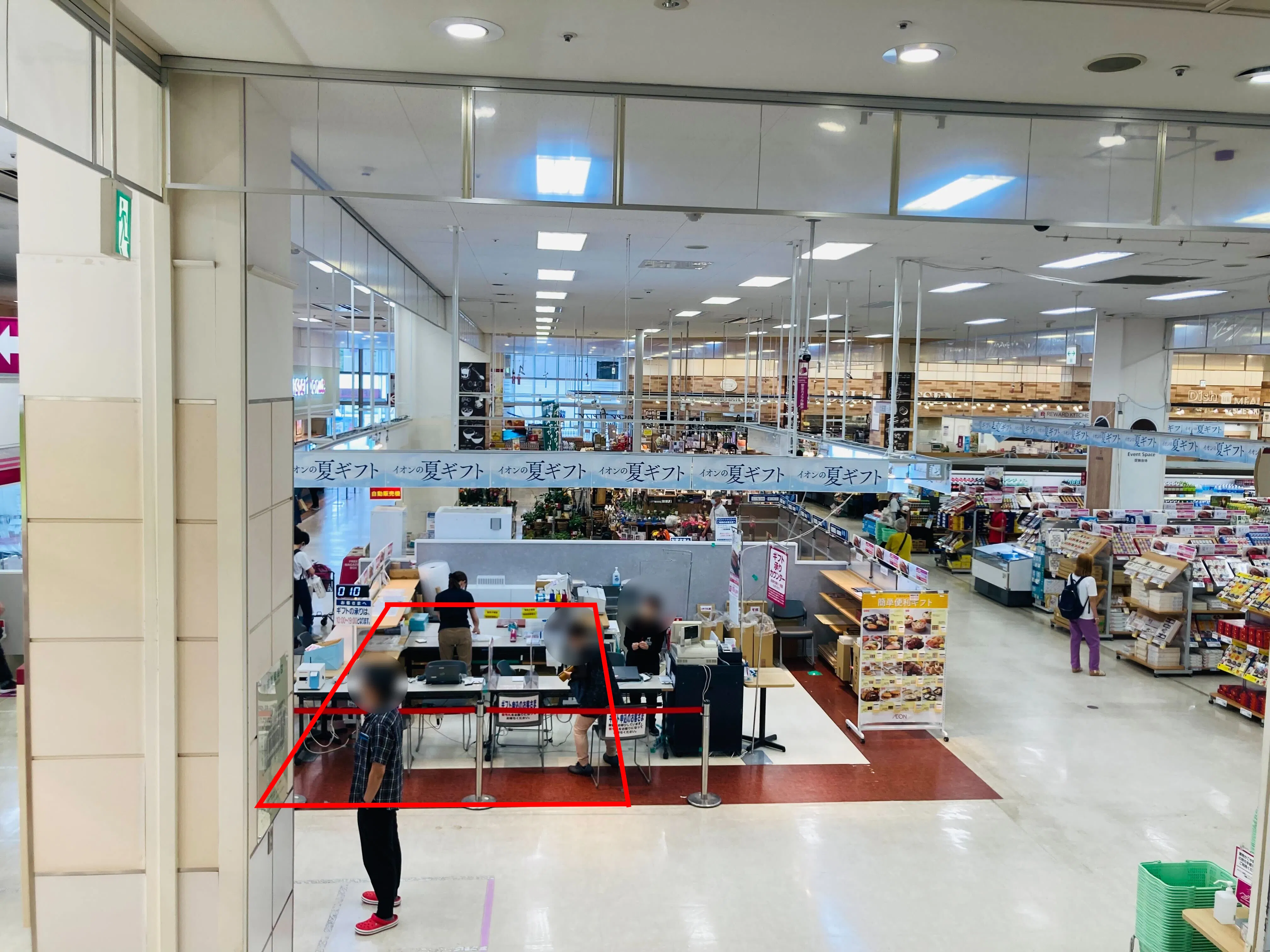 【イオン仙台幸町店】物販や食物販、各種プロモーションイベントに最適な施設1階中央エスカレーター付近にあるイベントスペース｜ショップカウンター