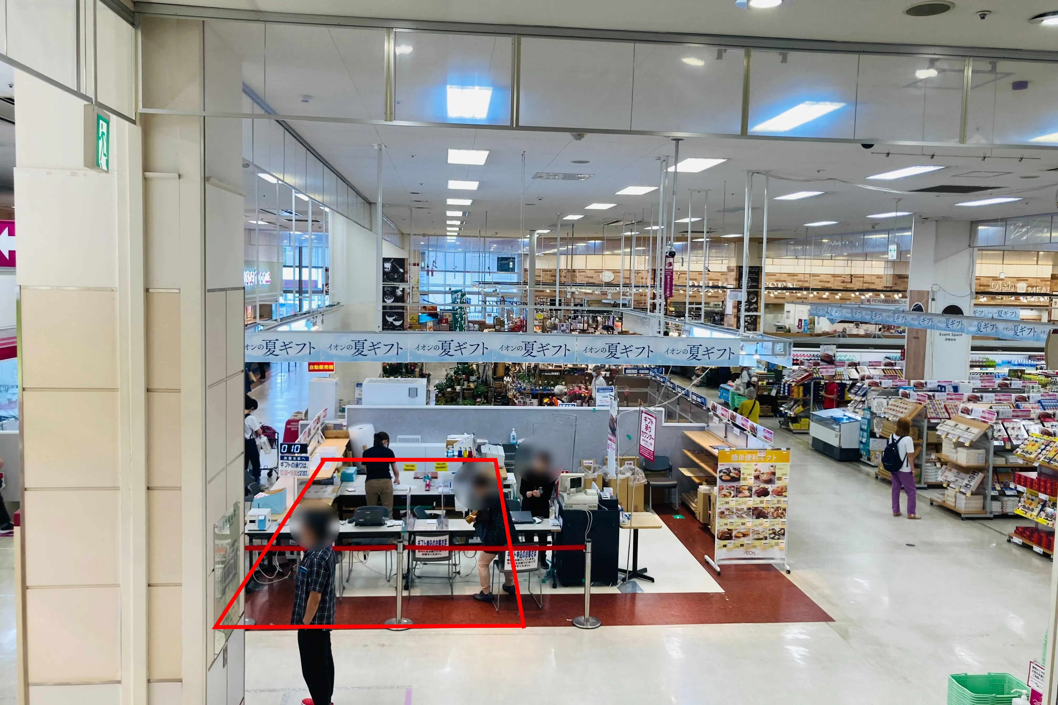 【イオン仙台幸町店】物販や食物販、各種プロモーションイベントに最適な施設1階中央エスカレーター付近にあるイベントスペース|ショップカウンター