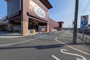 【万SAI堂北上店】キッチンカーに最適な来店客数年間70万人以上訪れるリサイクルショップにあるキッチンカースペース