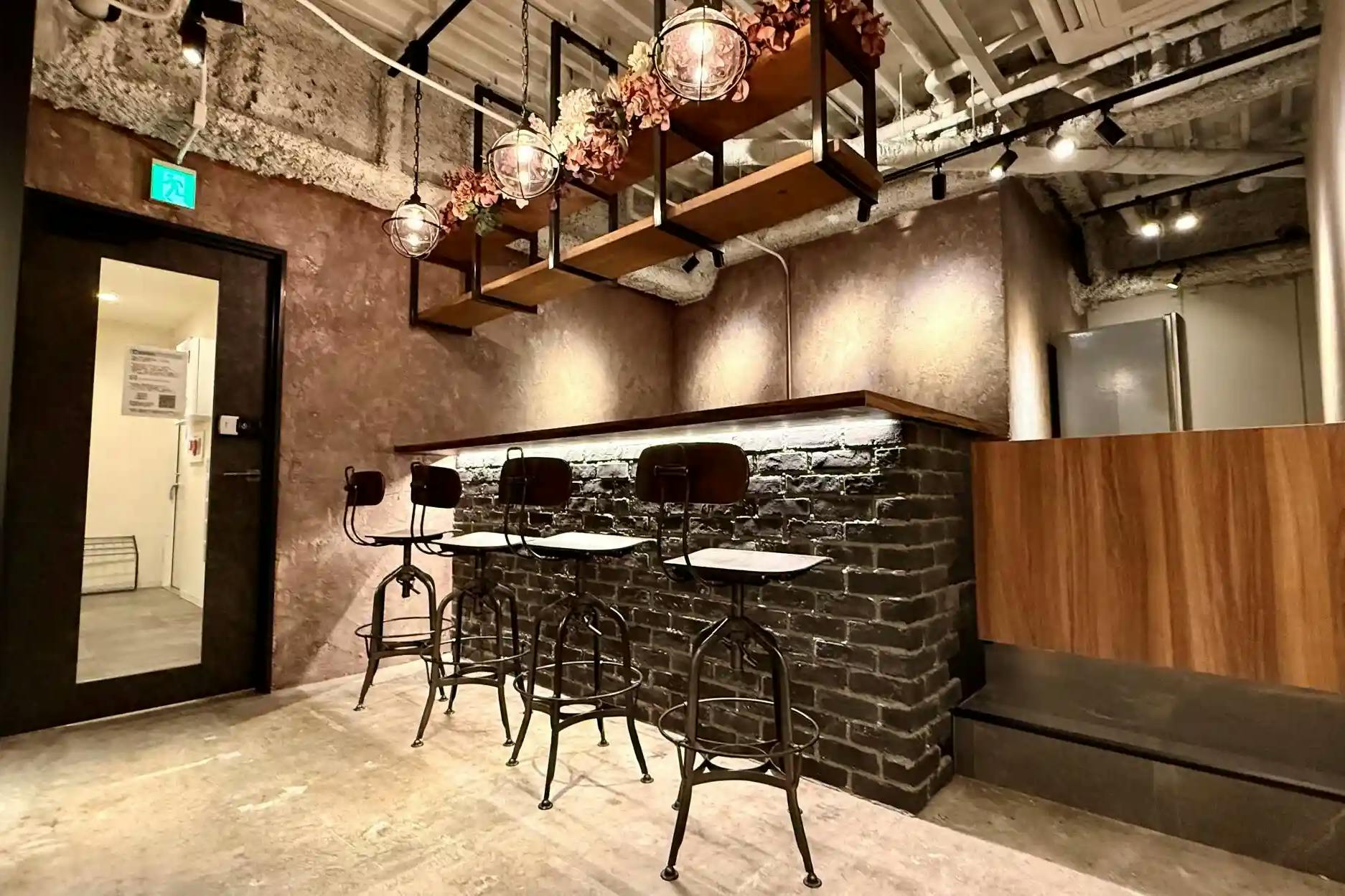 【秋葉原駅2分】展示会やオフサイドミーティングなどに最適なシンプルな内装で好立地な場所にあるレンタルスペース