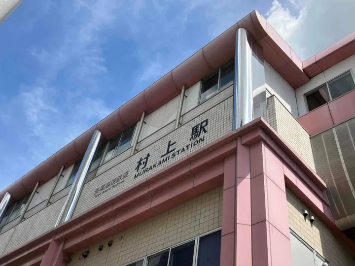 【村上駅】プロモーションや食物販に最適な人流の多い改札前スペース