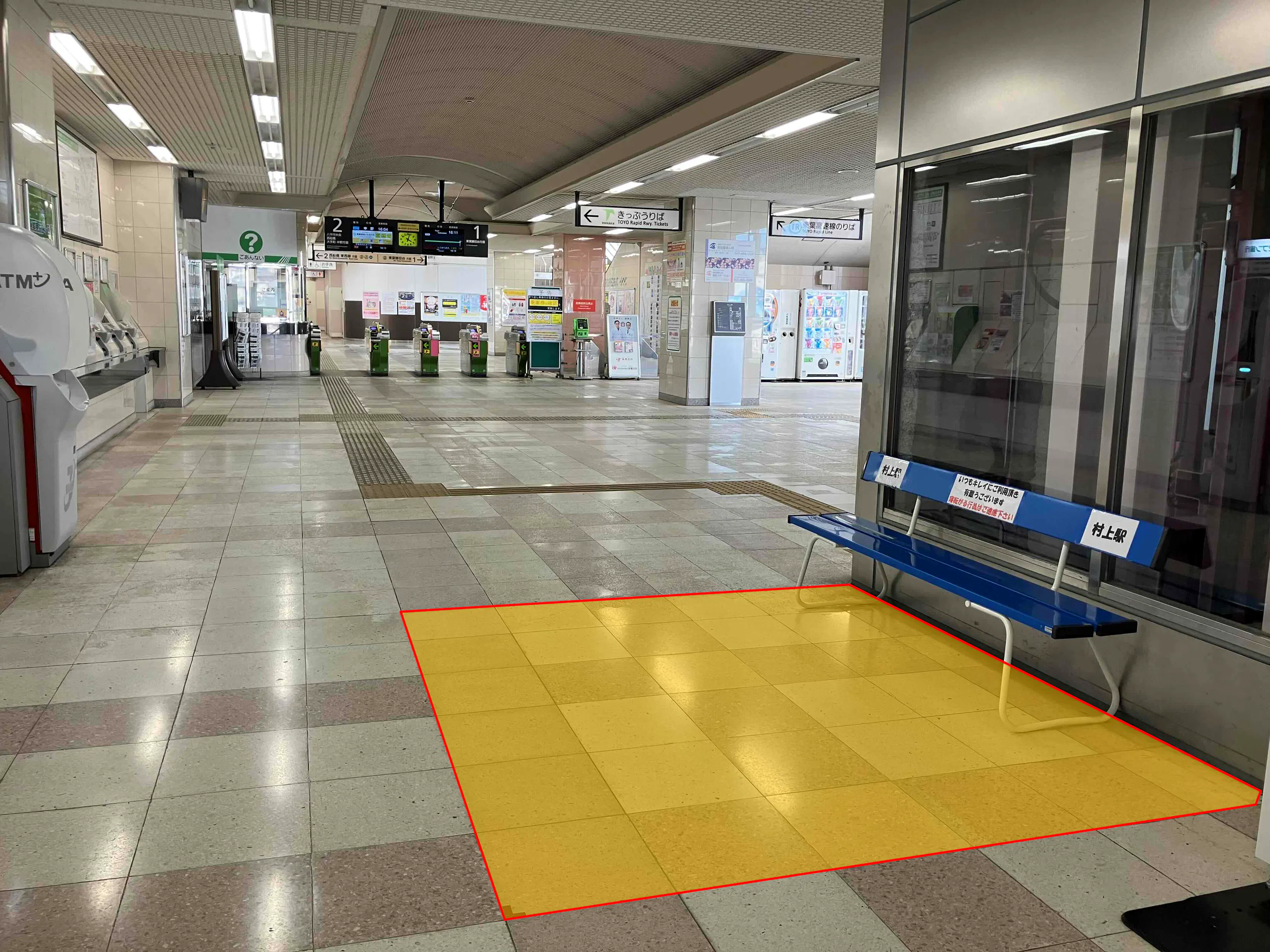 【村上駅】プロモーションや食物販に最適な人流の多い改札前スペース