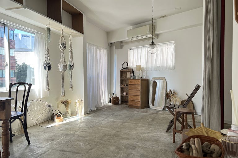 晴れてる日は、綺麗な自然光が入ってきます。