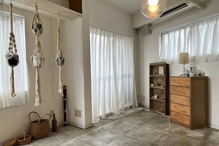 晴れの日にカーテンを閉めた状態