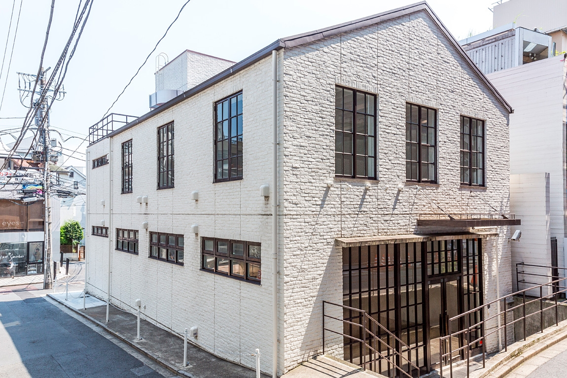 明治通り入ってすぐの好立地で、近隣はトレンドのアパレルショップが立ち並びます。