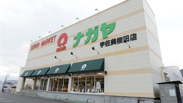 【スーパーナガヤ宇佐美桜田店】販促プロモーションに最適な地域密着型スーパーの風除室にあるイベントスペース