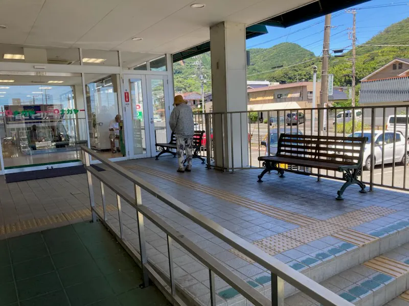 【スーパーナガヤ宇佐美桜田店】販促プロモーションに最適な地域密着型スーパーの風除室にあるイベントスペース