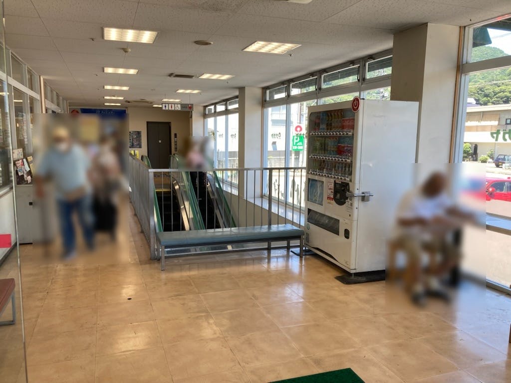 【スーパーナガヤ宇佐美桜田店】販促プロモーションに最適な地域密着型スーパーの風除室にあるイベントスペースの画像