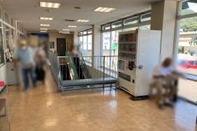 【スーパーナガヤ宇佐美桜田店】販促プロモーションに最適な地域密着型スーパーの風除室にあるイベントスペース