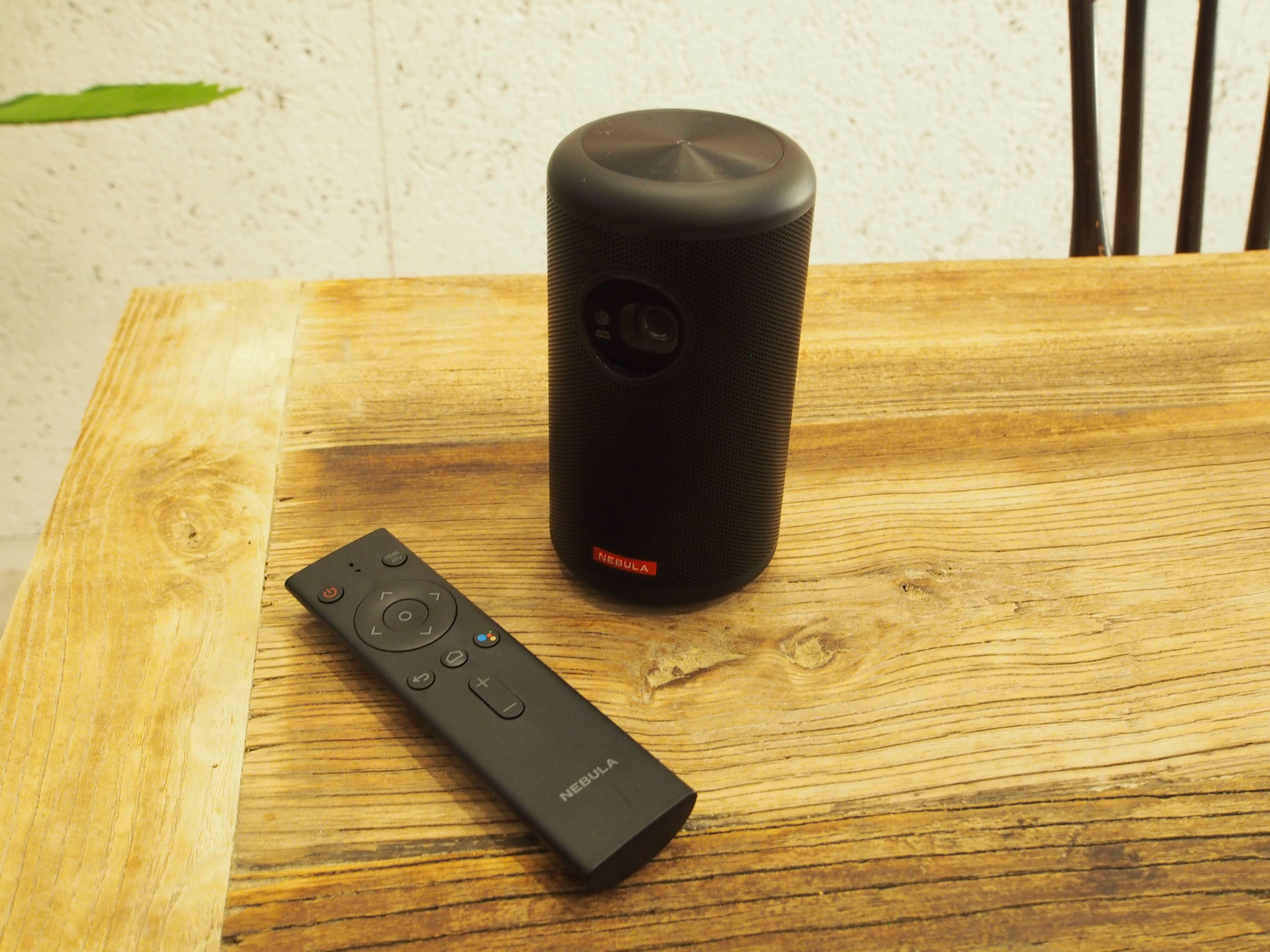 androidTV搭載の小型プロジェクター。