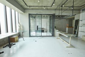 【外苑前駅10分】展示会や撮影に適した自然光差し込む什器が豊富なイベントスペース