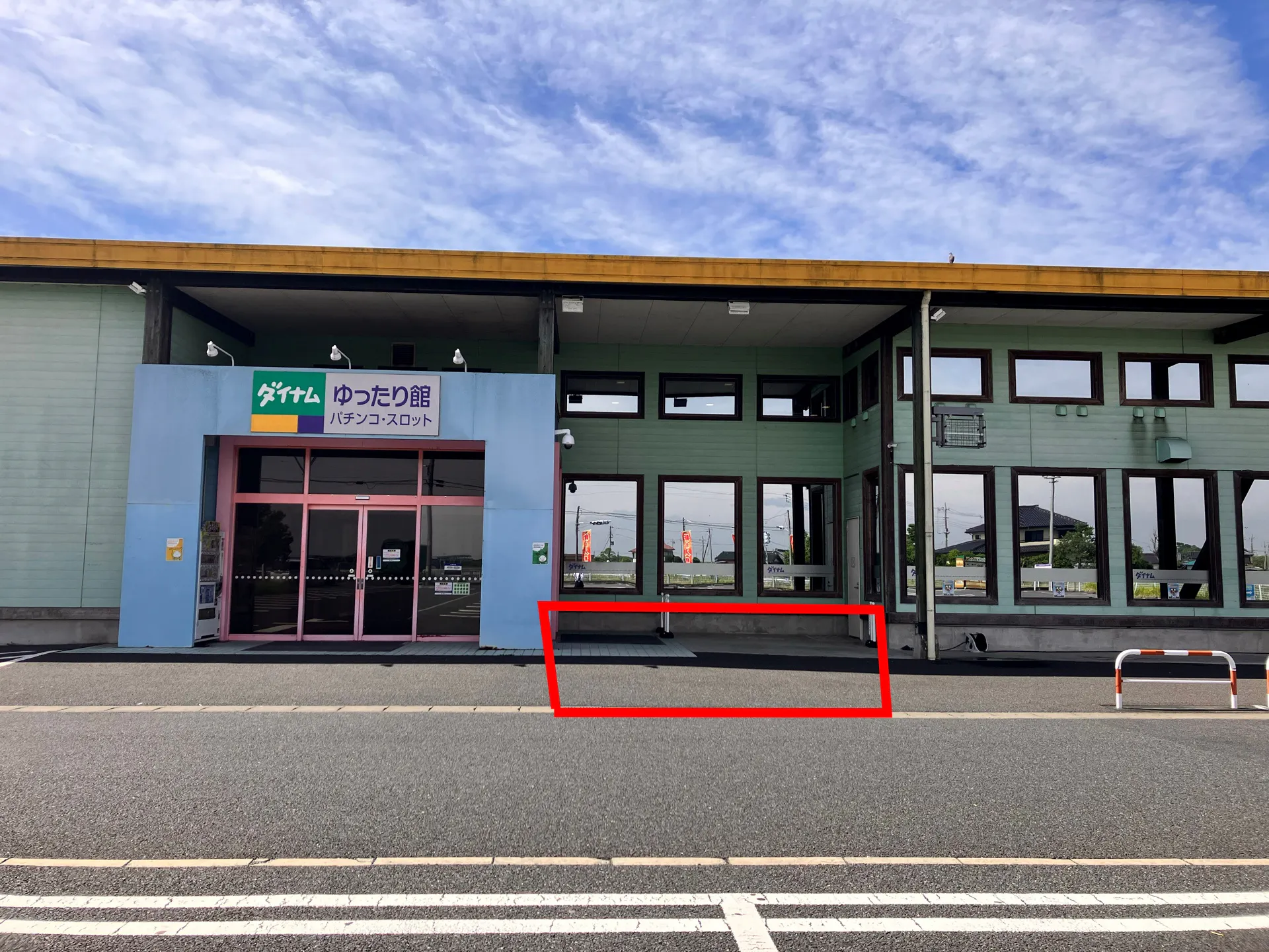 【ダイナム埼玉羽生店ゆったり館】キッチンカー出店やプロモーションイベントに最適なアミューズメント施設のイベントスペース(②:店舗正面側出入口前)