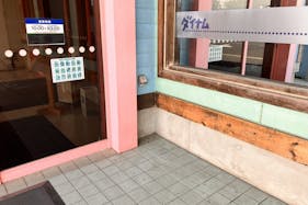【ダイナム埼玉羽生店ゆったり館】キッチンカー出店やプロモーションイベントに最適なアミューズメント施設のイベントスペース(②:店舗正面側出入口前)