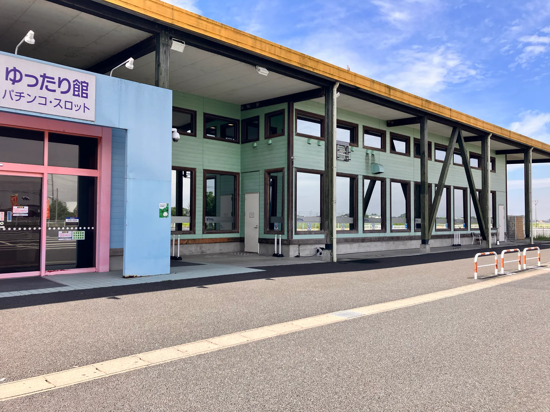 【ダイナム埼玉羽生店ゆったり館】キッチンカー出店やプロモーションイベントに最適なアミューズメント施設のイベントスペース(②:店舗正面側出入口前)