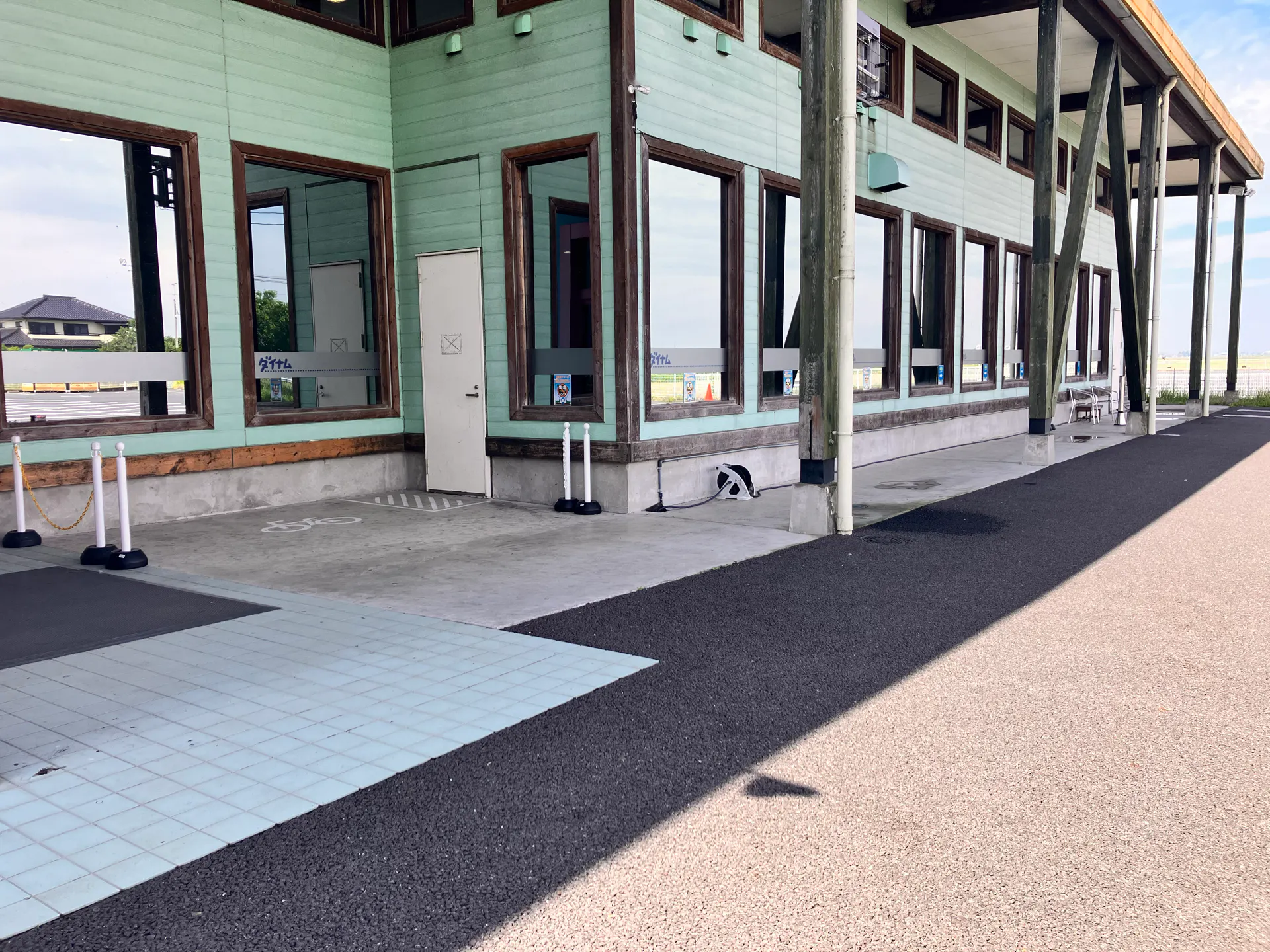 【ダイナム埼玉羽生店ゆったり館】キッチンカー出店やプロモーションイベントに最適なアミューズメント施設のイベントスペース(②:店舗正面側出入口前)