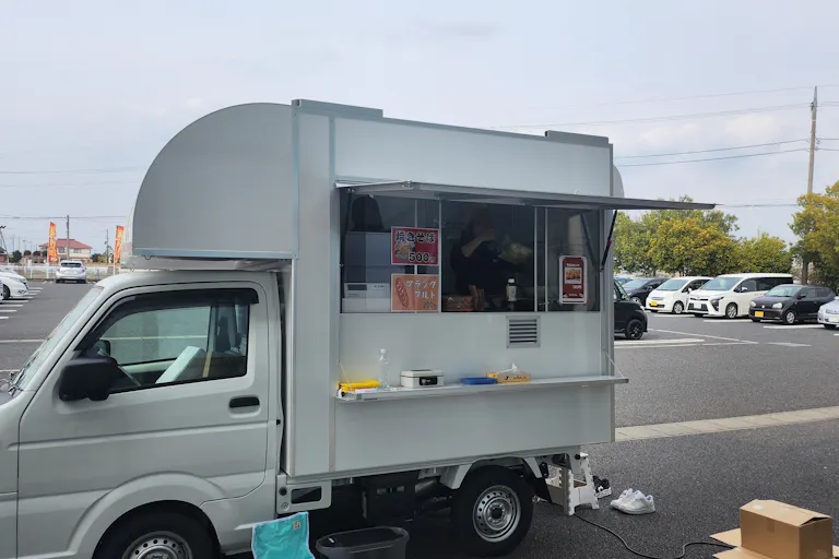 焼きそば、フランクフルト×キッチンカー@ダイナム埼玉羽生店ゆったり館出店事例