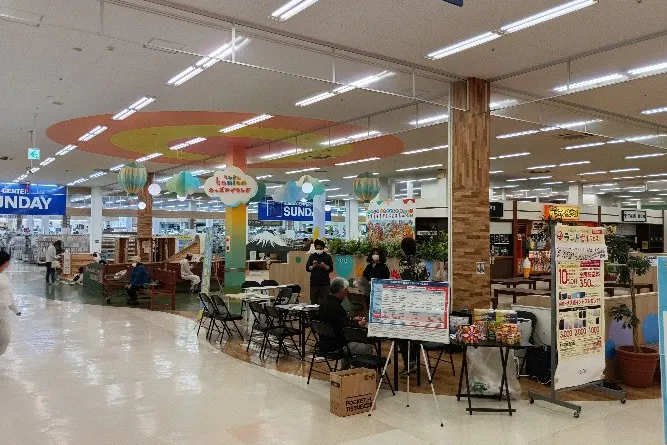 【イオンスーパーセンター盛岡渋民店】バイパス入口側フードコード 販促プロモーションや物販に最適なスーパー店内催事イベントスペース