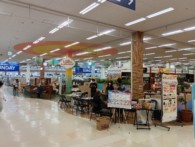 【イオンスーパーセンター盛岡渋民店】バイパス入口側フードコード 販促プロモーションや物販に最適なスーパー店内催事イベントスペース