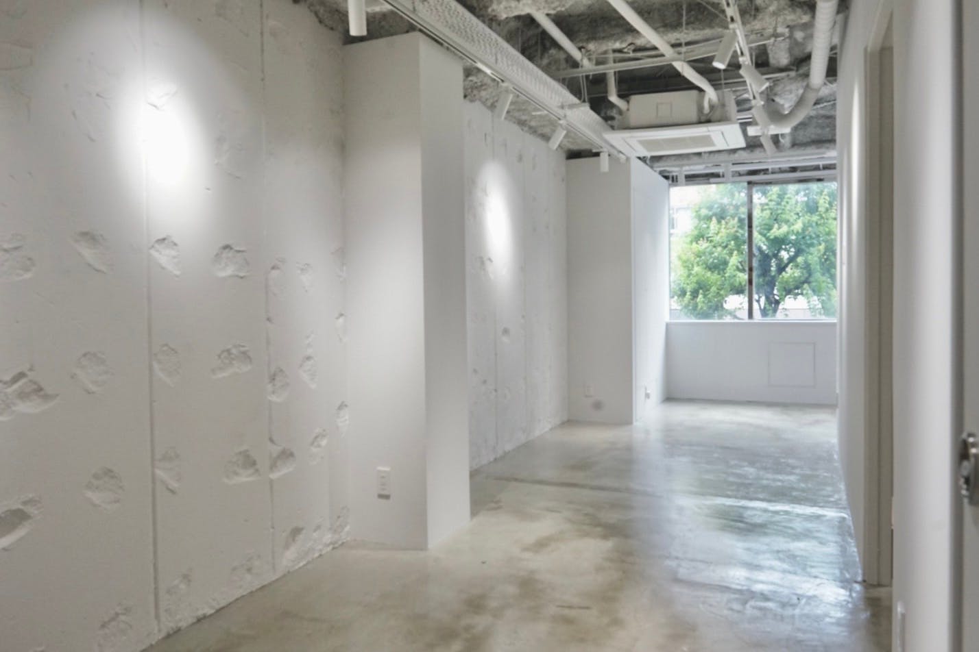 【神保町駅1分】ポップアップストア、アート個展、受注展示会に適した白を基調とした飲食可、音響設備付きスペース