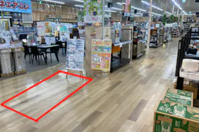 【ダイシン古川店】店内入口正面 プロモーションや物販に最適なホームセンター内階段前の催事イベントスペース
