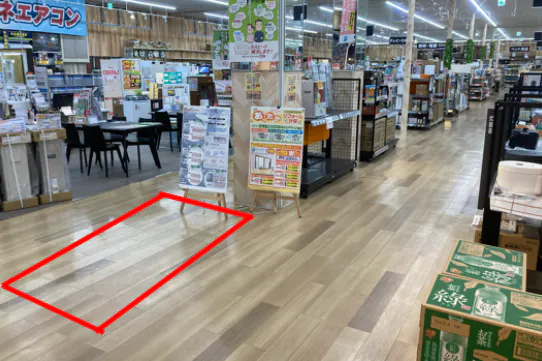 【ダイシン古川店】店内入口正面 プロモーションや物販に最適なホームセンター内階段前の催事イベントスペース