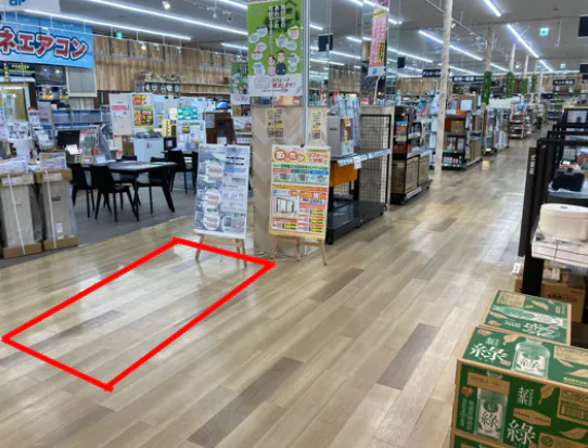 【ダイシン古川店】店内入口正面 プロモーションや物販に最適なホームセンター内階段前の催事イベントスペース