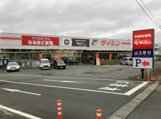 【ダイシン古川店】店内入口正面 プロモーションや物販に最適なホームセンター内階段前の催事イベントスペース