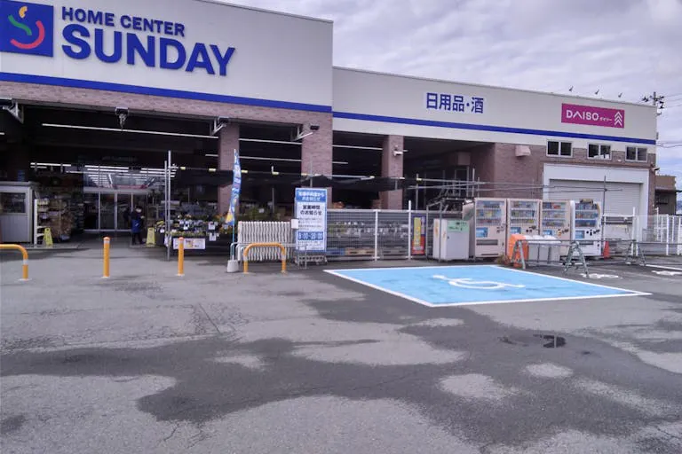 【サンデー東根中央店】屋外駐車場　キッチンカーの出店に最適なホームセンター内駐車場の屋外イベントスペース