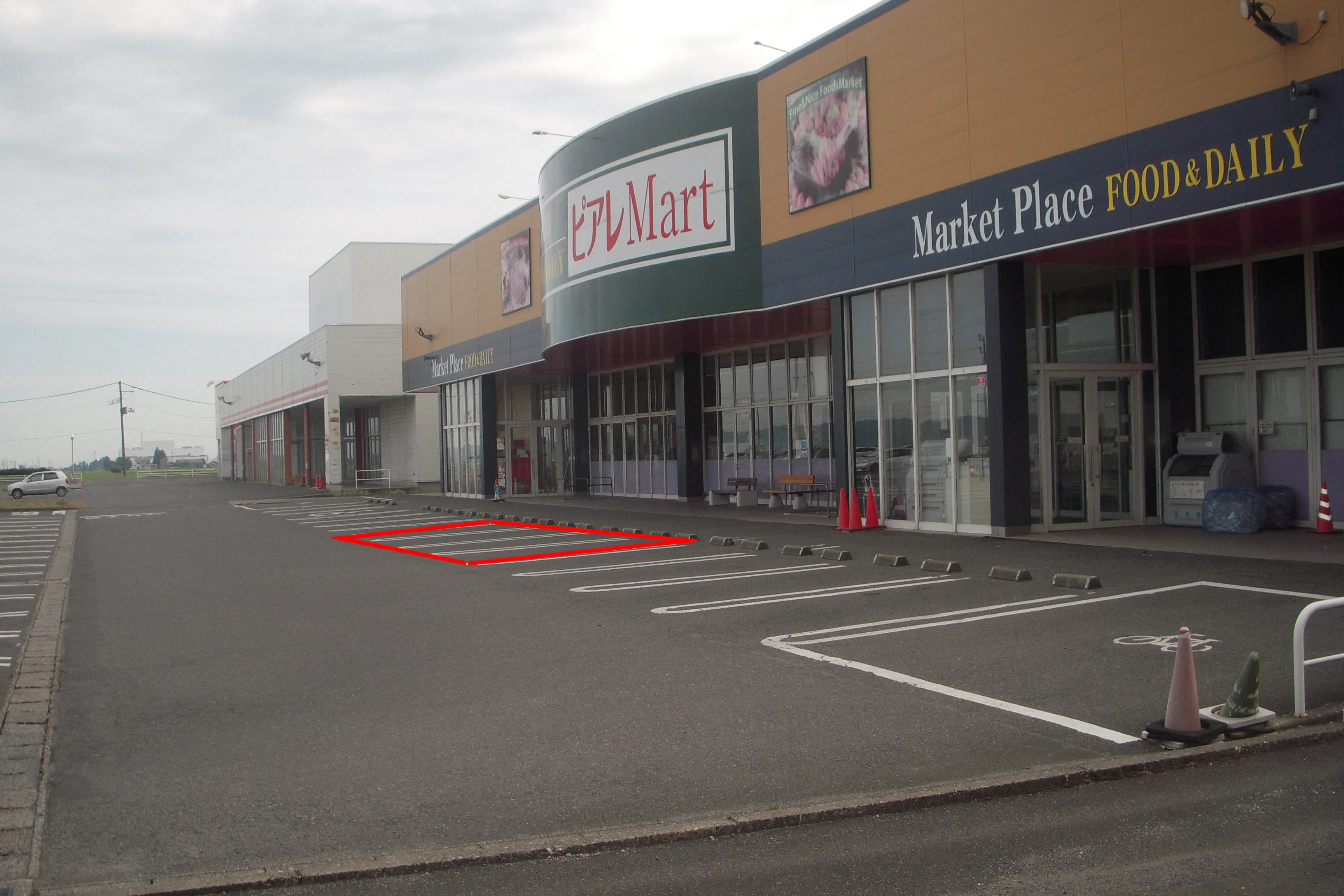 【ピアレマート五泉中央店】プロモーションやキッチンカーに最適な視認性の高い駐車場スペース