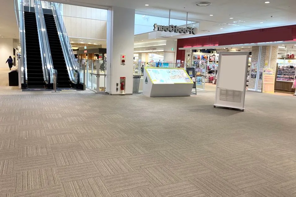 【ららぽーと湘南平塚】3階 湘南 Food Hall(フードコート)前