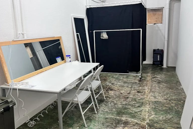 【神楽坂駅5分】撮影や展示会(イベント)演劇に適した本格白ホリゾント&モルタル床&レトロな倉庫を選べるスペース(無料機材レンタルあり)の画像12