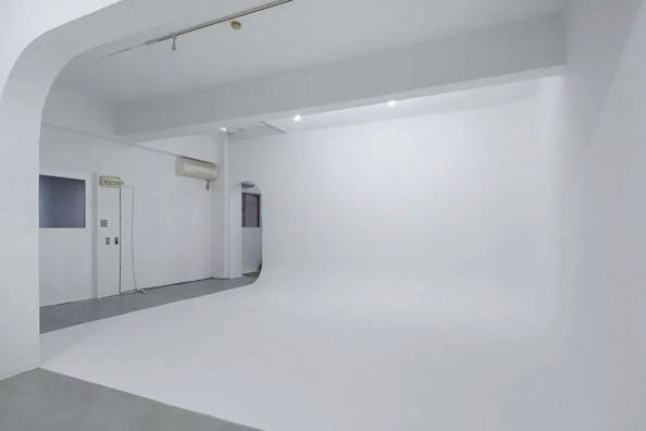 【神楽坂駅5分】撮影や展示会(イベント)演劇に適した本格白ホリゾント&モルタル床&レトロな倉庫を選べるスペース(無料機材レンタルあり)