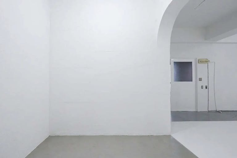 【神楽坂駅5分】撮影や展示会(イベント)演劇に適した本格白ホリゾント&モルタル床&レトロな倉庫を選べるスペース(無料機材レンタルあり)の画像5