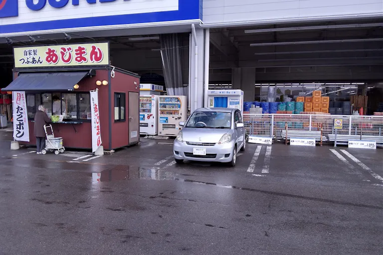 【サンデー弘前店】屋外駐車場 キッチンカーの出店に最適なホームセンター内駐車場の屋外イベントスペースの画像1