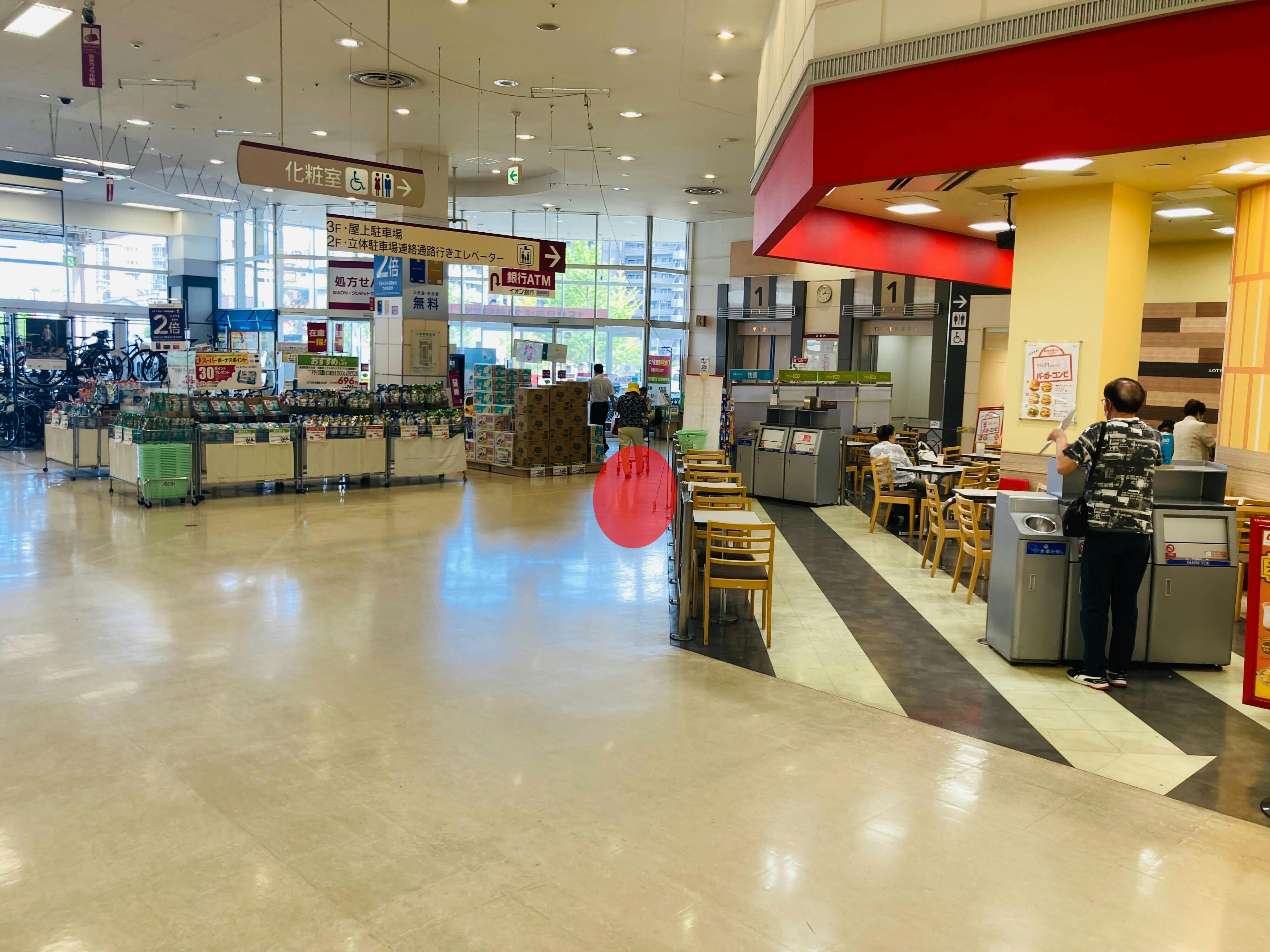 【イオン仙台幸町店】各種プロモーションイベントに最適な施設1階飲食テナント前にあるイベントスペース