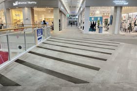 【イオンモール橿原】サウスモールエスカレーター脇(ONWARD前)