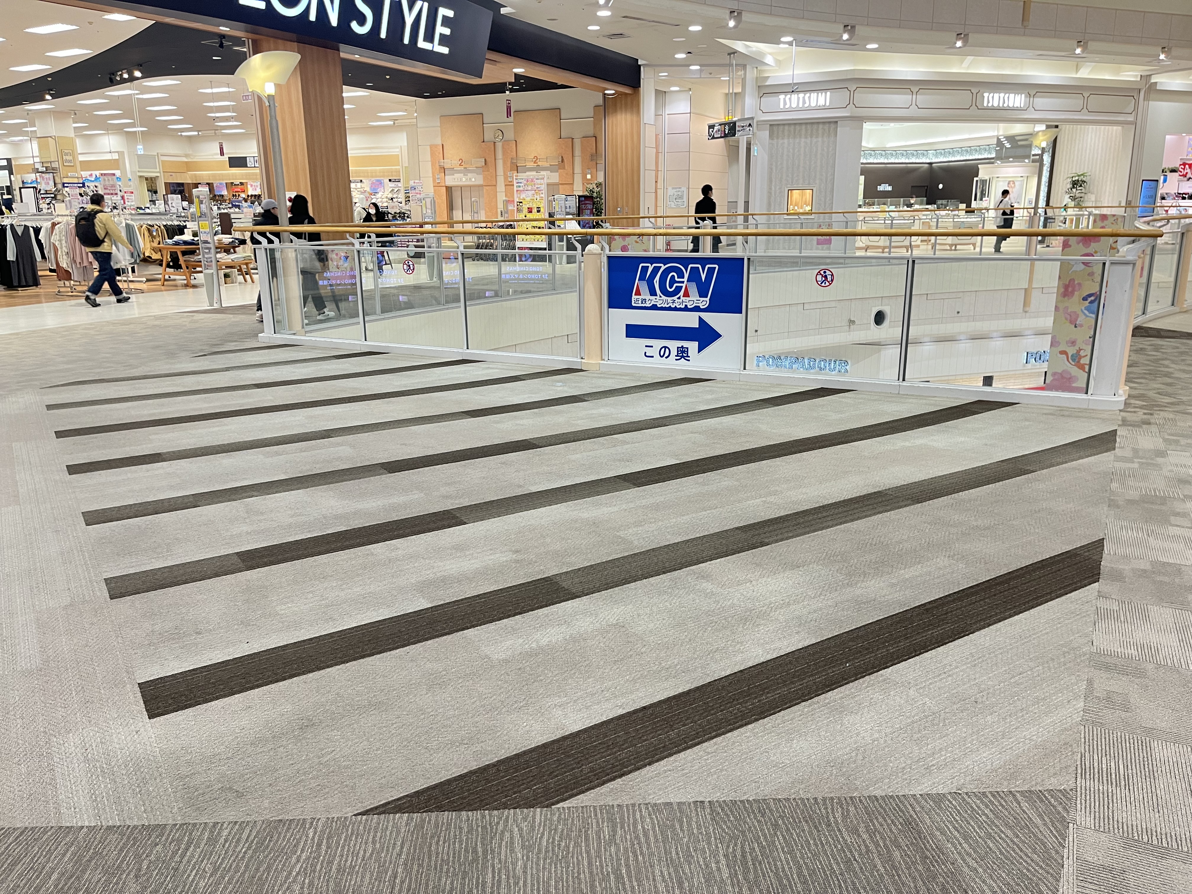 【イオンモール橿原】サウスモールエスカレーター脇（ONWARD前）