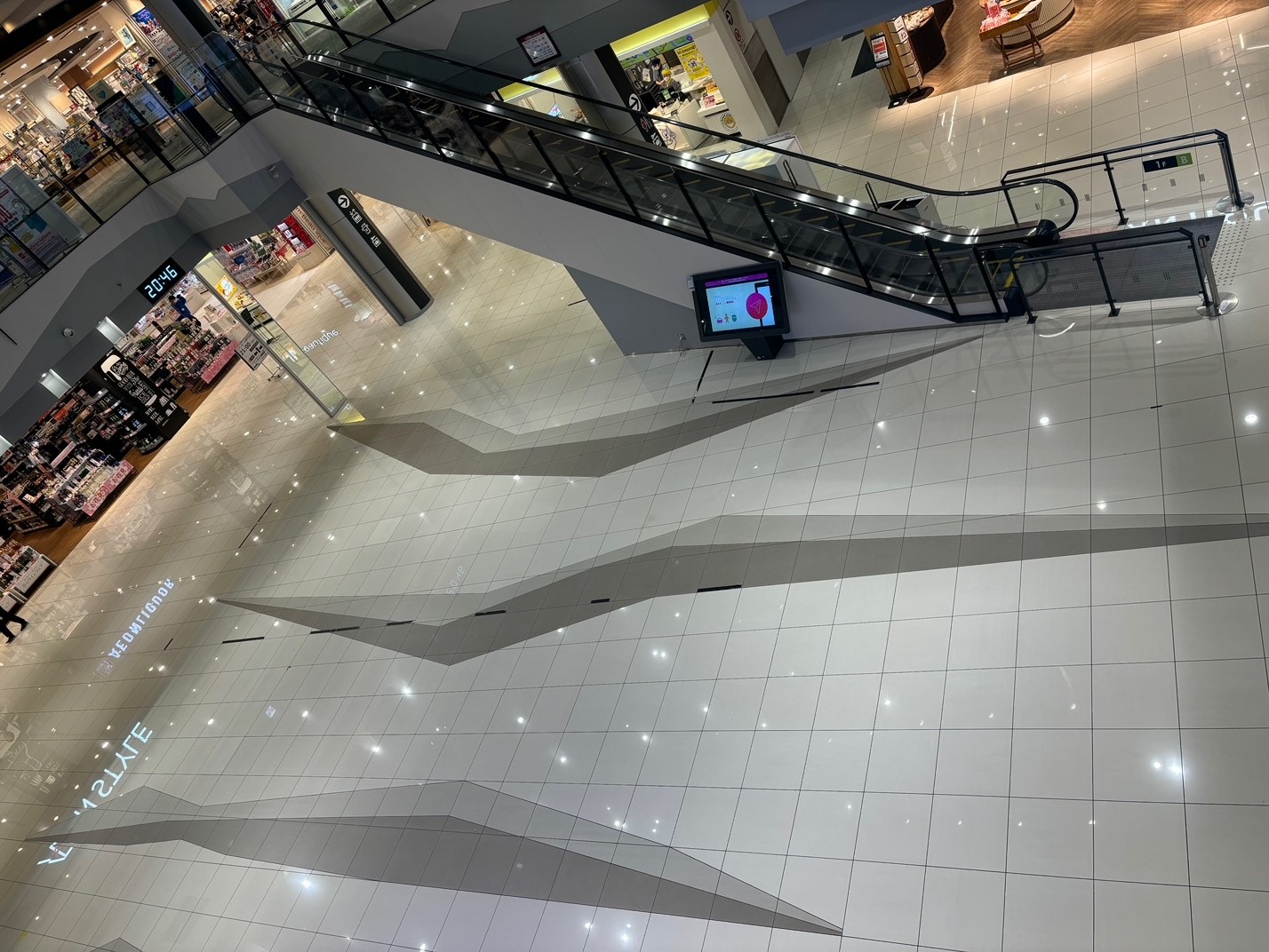 【イオンモール四條畷】１階 風のコート（大）