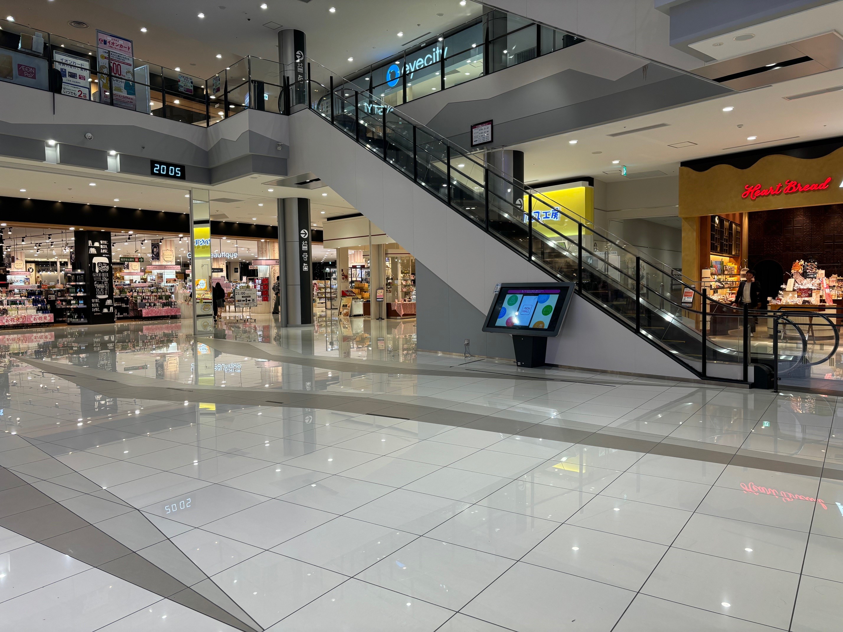 【イオンモール四條畷】１階 風のコート（大）