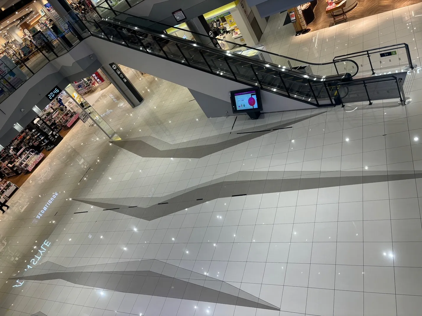 【イオンモール四條畷】１階 風のコート（大）