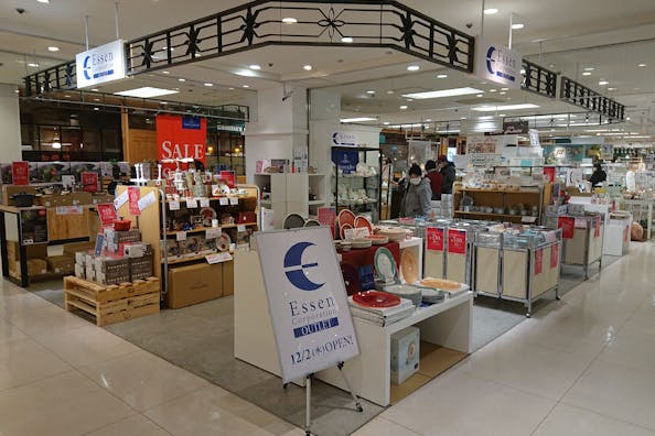 【錦糸町マルイ】2階 カレンダリウムD10　下りエスカレーター正面に位置し人気の区画です。雑貨・アパレルに最適です。