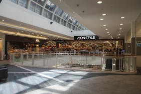 【イオンモール東浦】キクチメガネ前デッキ