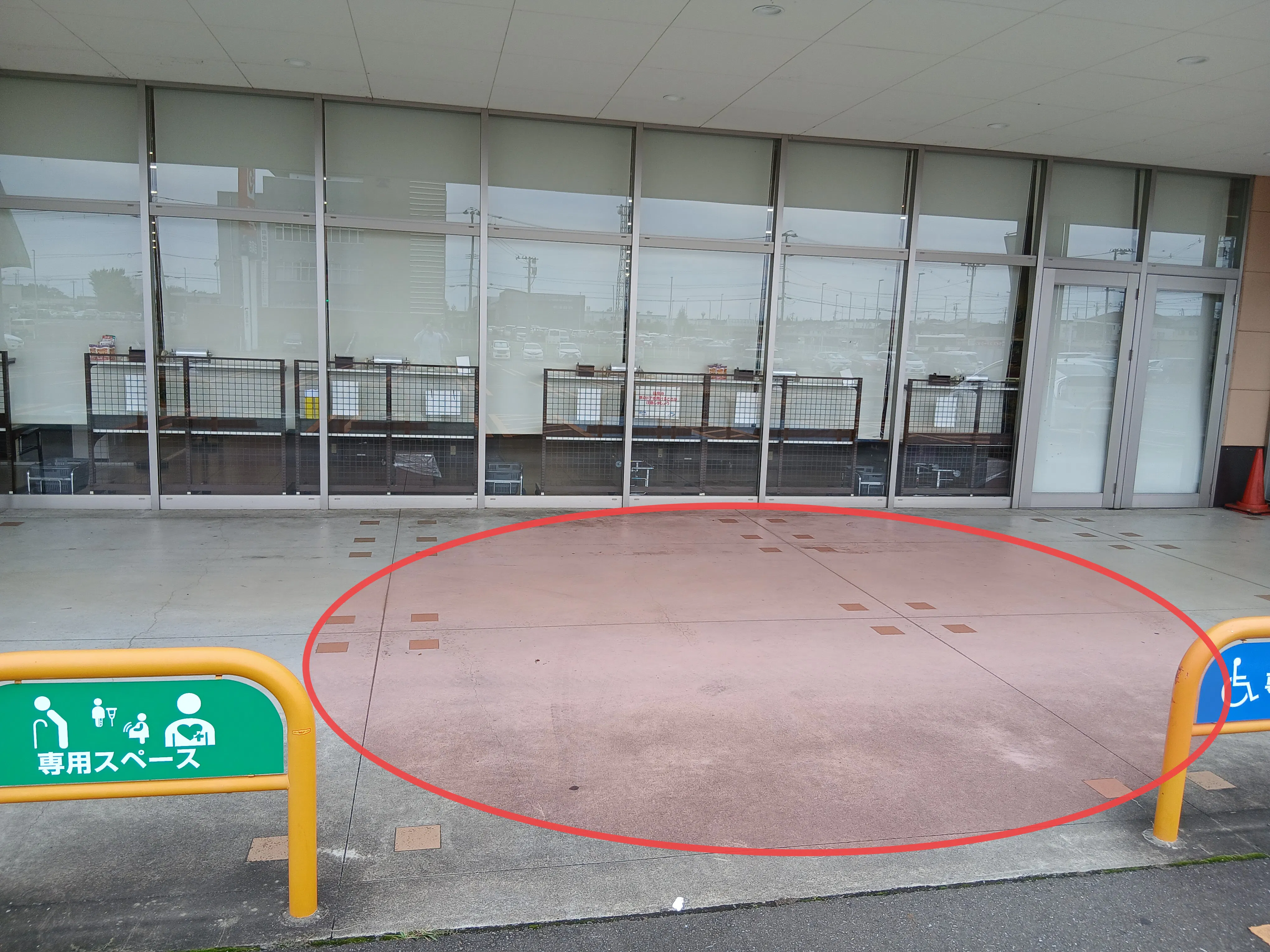 【ウジエスーパー吉岡店】販促プロモーションや食物販に最適な軒下スペース