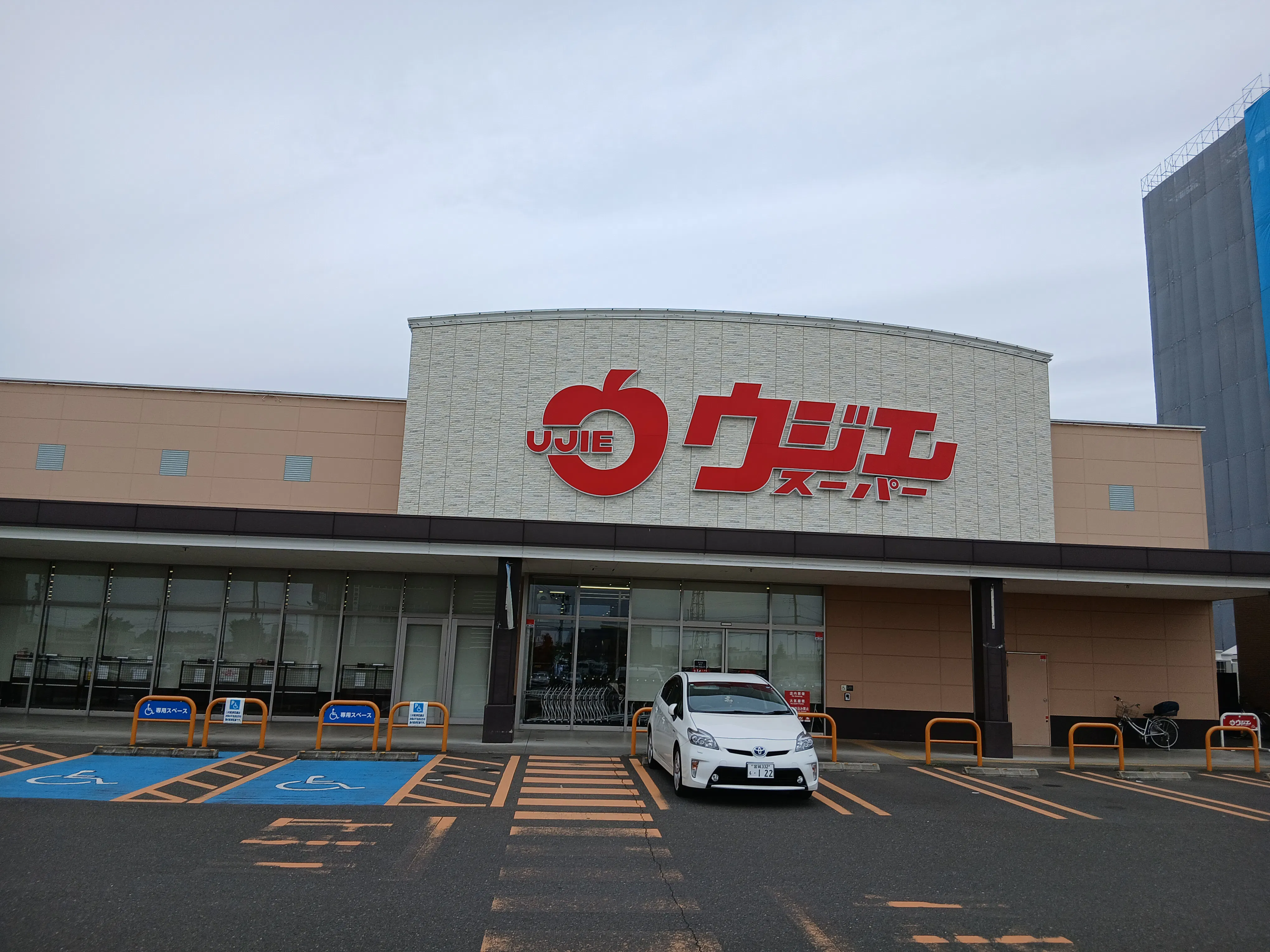 【ウジエスーパー吉岡店】販促プロモーションや食物販に最適な軒下スペース