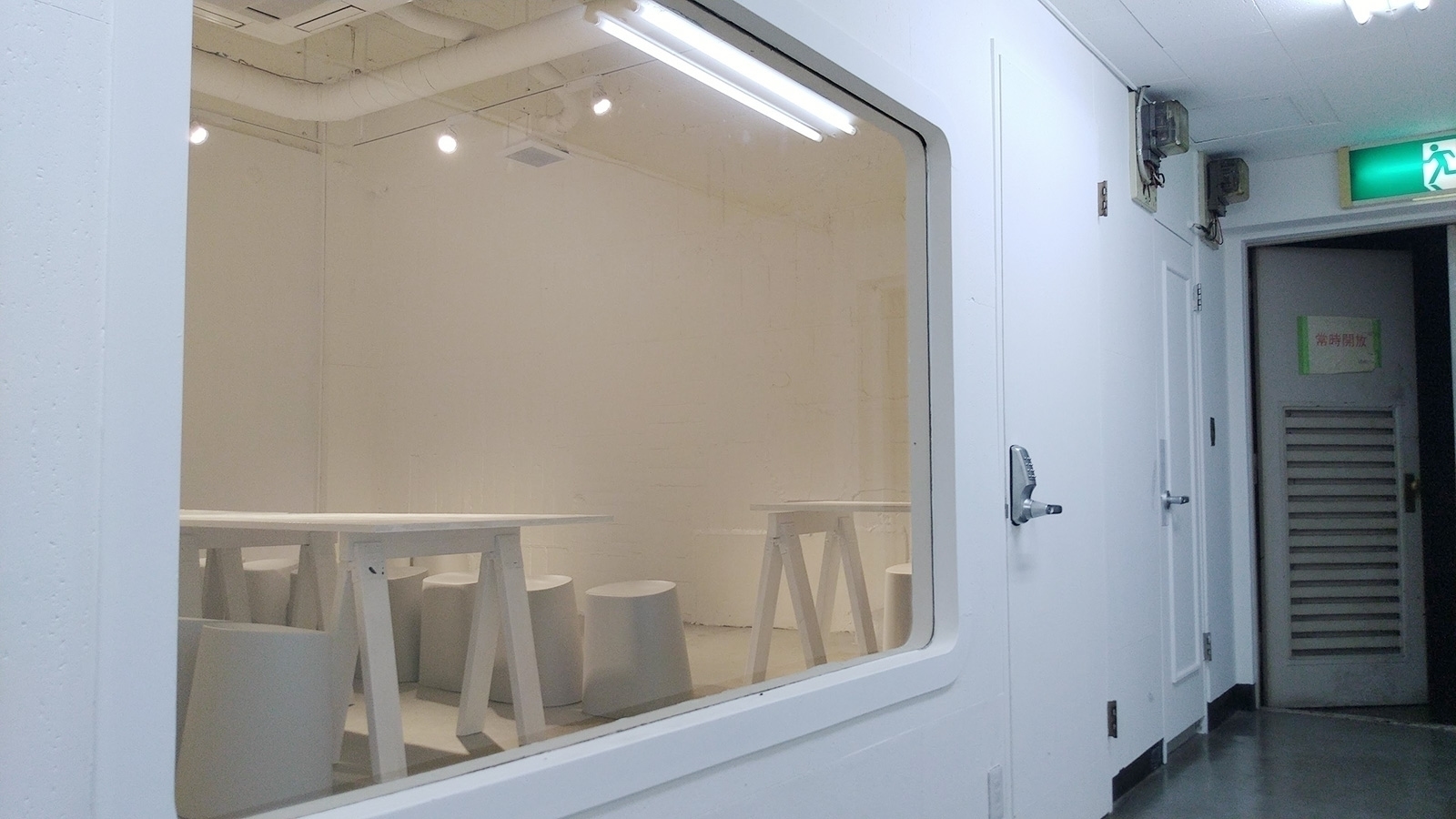 地下にあるシンプルで洗練されたスペースです。