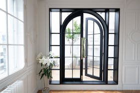 【表参道駅8分】撮影や展示会に最適なビルの屋上に佇む白壁と植物に囲まれた開放的なスタジオスペース