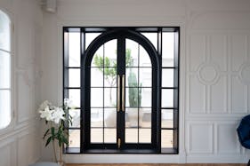 【表参道駅8分】撮影や展示会に最適なビルの屋上に佇む白壁と植物に囲まれた開放的なスタジオスペース