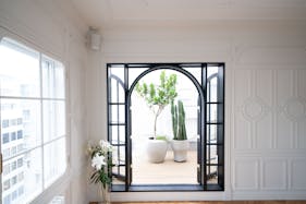 【表参道駅8分】撮影や展示会に最適なビルの屋上に佇む白壁と植物に囲まれた開放的なスタジオスペース