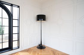 【表参道駅8分】撮影や展示会に最適なビルの屋上に佇む白壁と植物に囲まれた開放的なスタジオスペース