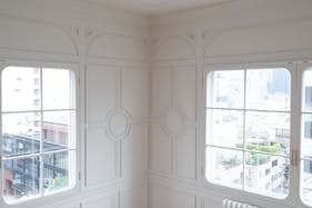 【表参道駅8分】撮影や展示会に最適なビルの屋上に佇む白壁と植物に囲まれた開放的なスタジオスペース